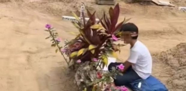 “하늘나라 간 엄마 보고 싶어” 매일 무덤서 숙제하는 아들 [월드피플+]