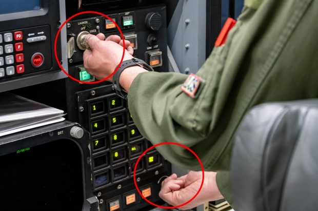 [포착] 동시에 ‘키’ 돌리면 핵미사일이…美 공중통제기서 ICBM 발사 과정 공개