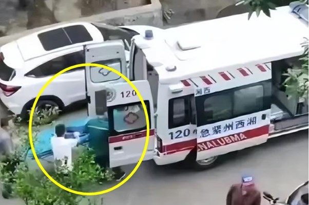 “나도 슈퍼 영웅” 우산들고 26층 아파트서 뛰어내린 中 어린이