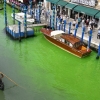 형광 녹색으로 물든 伊 베네치아 운하...원인은 사고? 시위?
