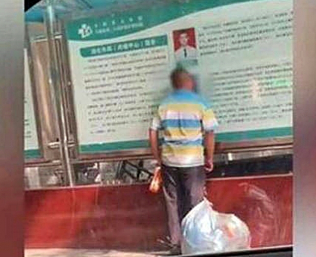 병원 입구 女의사 사진에 입맞춤한 ‘변태남’..법적 처벌 목소리 [여기는 중국]