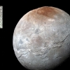 ‘명왕성의 달’ 카론의 ‘갈색 반점’은 왜 생겼나? [우주를 보다]