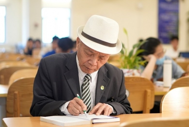 78세 노인, 하노이 법대 우등 졸업… ”죽음보다 못 배우는 게 더 두렵다” [월드피플+]