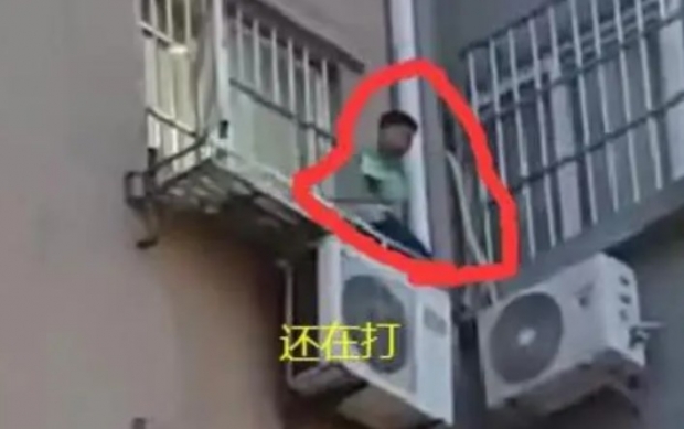 “친모 맞아?”…5층 아파트 외벽에 매달린 초등생 아들 때린 中 여성