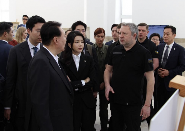 [포착] 부차 희생자 사진 응시하는 김건희 여사 [윤 대통령 우크라 방문]