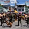 콜롬비아 군, 열병식 중 수색견들 번쩍 들어 안고 행진한 이유 [여기는 남미]