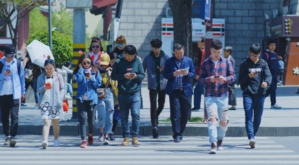 中 도로의 무법자 ‘스몸비’(스마트폰+좀비) 이제부터 처벌 대상