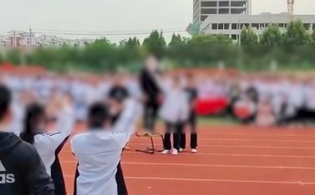 中 중학교 운동회 학생공연서 아베 ‘암살’ 희화화 논란 [여기는 중국]