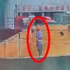 中 칭다오맥주 공장서 원료에 ‘소변’보는 직원 영상 충격 [여기는 중국]