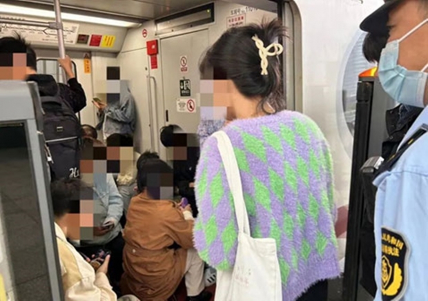 승객도 많은데…中 지하철서 너도 나도 ‘휴대용 의자’ 착석 [여기는 중국]