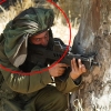 이스라엘 군인이 헬멧 위에 쓴 요상한 ‘두건’ 정체는?