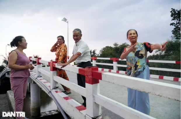 “죽을 때 돈을 가져갈 수 없지 않나”… 사비 털어 260개 교량 짓고, 1만명 눈수술 도운 60대 [여기는 베트남]