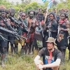 [포착] 당장이라도 쏠듯…파푸아 반군, 납치 조종사 새 영상 공개