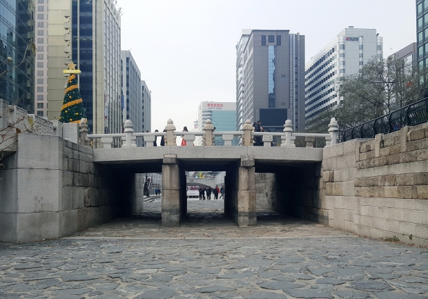 조선 최초 왕비의 무덤을 파헤쳐라…청계천 광통교에 숨겨진 이야기 [한ZOOM]