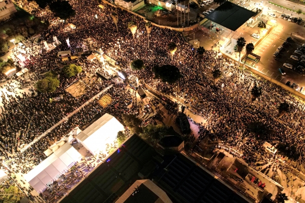 이스라엘군, 인질 오인사살 후폭풍…네타냐후, 수천명 시위에도 “전쟁 계속”