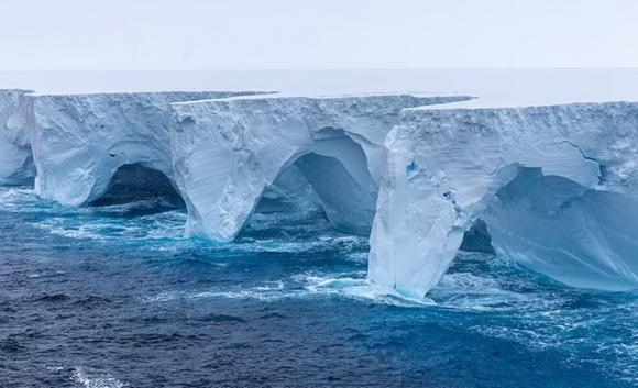 파도가 만든 터널이…서울 6배 ‘세계 최대 빙산’의 표류기 [핵잼 사이언스]
