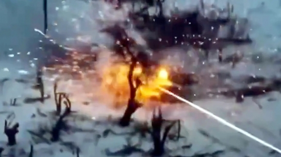 [포착] 러 ‘무적의 전차’, 우크라 장갑차 기관포에 ‘화르르’