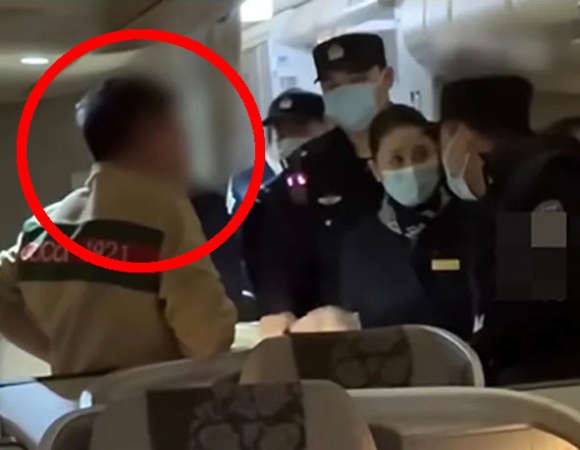 “일등석으로 바꿔줘” 기내 난동 中 남성 결국 ‘행정 구류’ [여기는 중국]