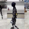 [영상] ‘옷 벗은’ 테슬라 로봇…머스크, 산책하는 옵티머스 공개