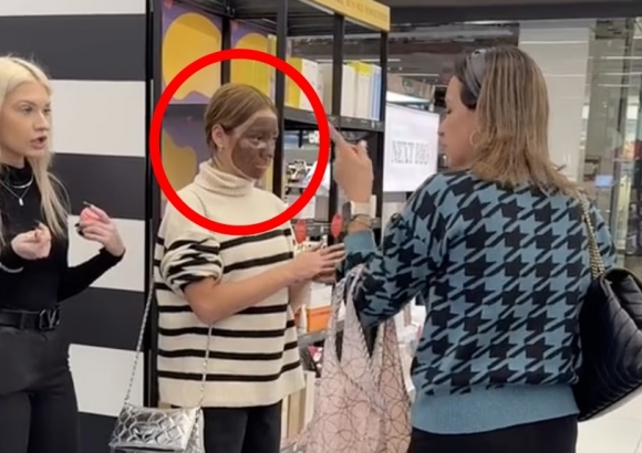 “역겹다”…화장품 가게서 얼굴 검게 칠하고 원숭이 흉내 낸 10대 소녀들(영상)