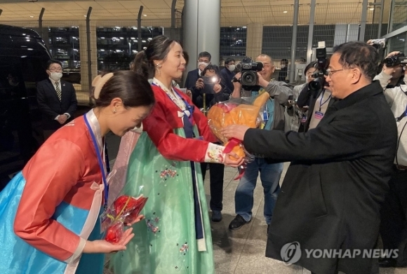 “열렬히 환영합네다”…日 조총련, 한복 입고 北 축구선수단 반겨[포착]