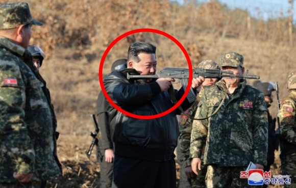 [포착] “총은 이렇게 쏘라우!”…북한 김정은, 직접 총 들고 전쟁 준비 명령