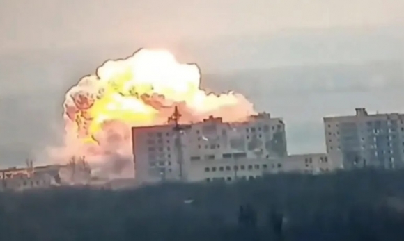 [포착] 괴물 ‘활공폭탄’ 쏟아붓는 러 군…우크라 최전선 초토화