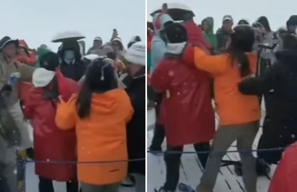 中 관광객들, 해발 4680m 산에서 ‘인증샷’ 자리 두고 몸싸움…“부끄럽다” 비난(영상)