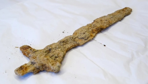 ‘전설의 검’이 농장 땅 속에…1000년 된 희귀 ‘바이킹 검’ 발견