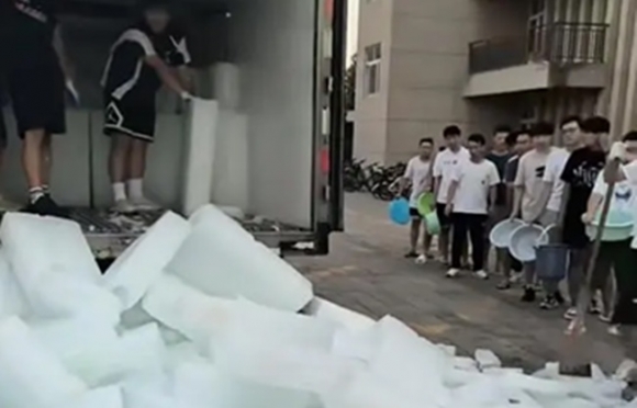 더위 해결책은 ‘얼음 배급’?…에어컨 없는 中 대학 기숙사 논란 [여기는 중국]