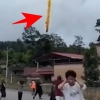 “하늘에서 ‘거대한 연기 기둥’ 추락”…중국인들 혼비백산, 정체는? [포착](영상)