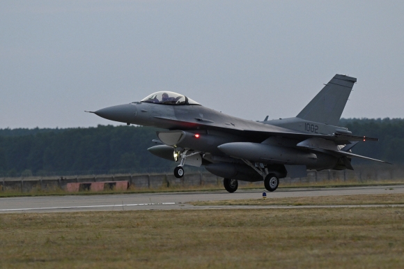 美 최신 F-16 전투기, 슬로바키아에 첫 도착…어떤 기체길래 [포착]