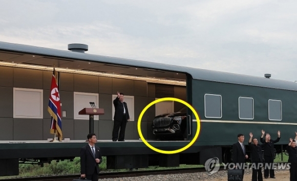 인민은 굶어죽는데…北김정은, 3억원 짜리 벤츠 신형 SUV 공개 [포착]