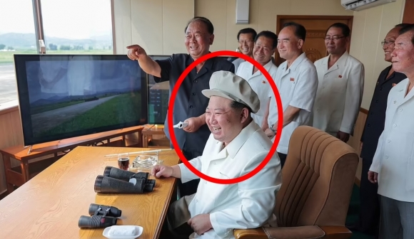 北김정은의 ‘이런 미소 처음이야’…북한산 자폭 드론 직접 본 반응[포착]