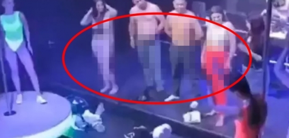 “1등하면 아이폰”···러시아 클럽서 열린 ‘옷 벗기 대회’ 논란