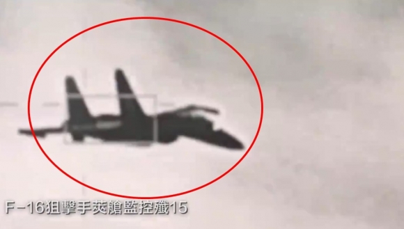 [포착] 대만 F-16, 중국 J-15 전투기 조준 영상 공개…“대만 포위훈련 맞대응” (영상)