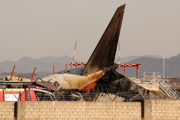 보잉 737-800, 참사 하루 전에도 비상 착륙했다···원인은 ‘랜딩기어 고장’