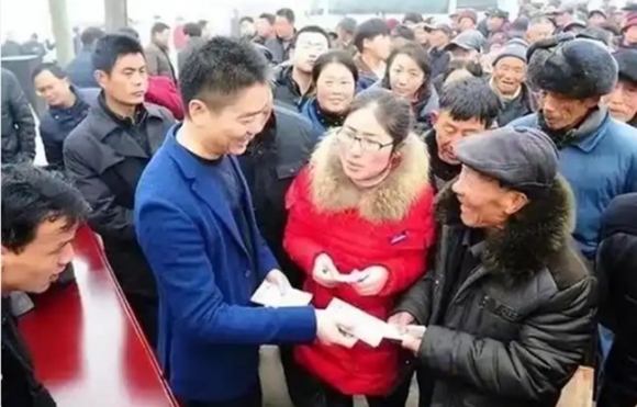 60세 이상 고향 사람에게 200만원 씩 현금 나눠주는 中 부자는? [여기는 중국]