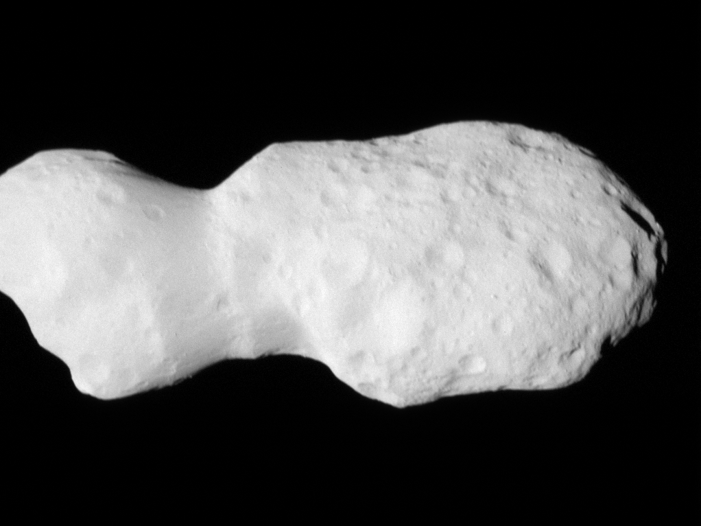 땅콩처럼 생겼네…NASA 탐사선 루시, 희한한 모양 소행성 포착 [우주를 보다]