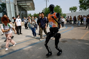 “로봇이 인간 일자리 빼앗나” 질문에 中 당국자 답변은?
