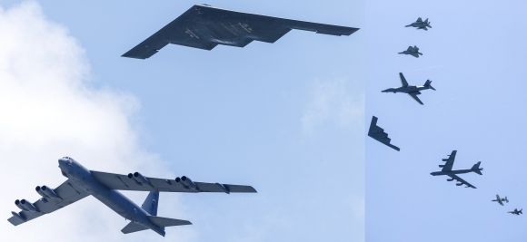 그냥 에어쇼가 아니다…B-2부터 F-22까지 미국 전략자산 총출동