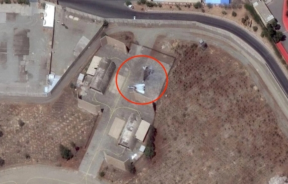 잔해가 된 ‘탑건’ 속 그 전투기…파괴된 이란군 ‘F-14 톰캣’ 위성 촬영