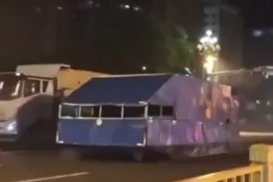 중국 도심 누비는 ‘의문의 군용차량’… 신차 테스트 연상시켜