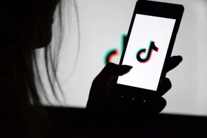 파키스탄 아빠, 틱톡 계정 삭제 거부한 10대 딸 살해…‘명