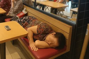 찜통더위 속 패스트푸드점이 ‘노인정’ 된 사연은?
