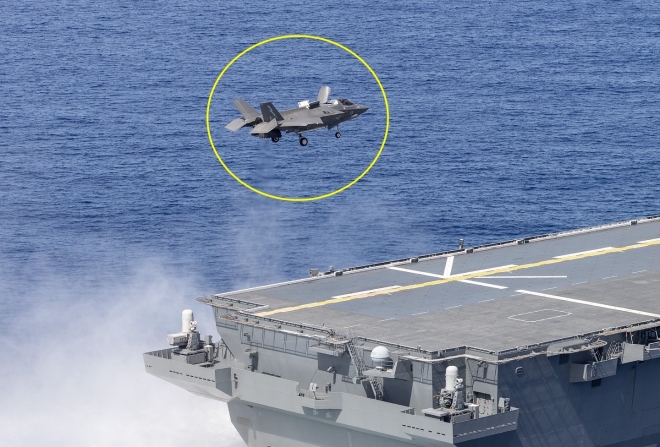 [포착] 英 스텔스전투기 F-35B, 사상 첫 日 경항공모함 착함 (영상)