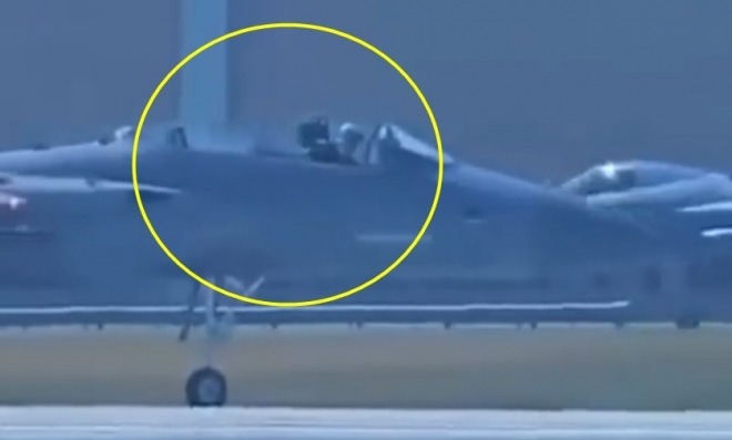 앗 실수?…美 F-15 뒷좌석 승객 체험 비행 중 ‘비상탈출’ 사고