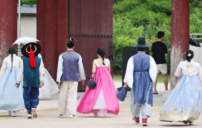 Two French women’s contrasting accounts of their trips to South Korea: “Travel destinations to avoid” vs. “Trip of a lifetime”