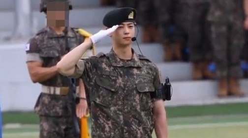 韩国艺人车银优在陆军训练所结业式中担任代表训练兵引发热议