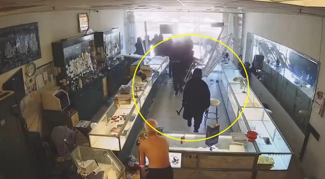 복면 쓰고 닥치는 대로 쓸어갔다…美 보석상 대낮 떼강도 파문 (영상)